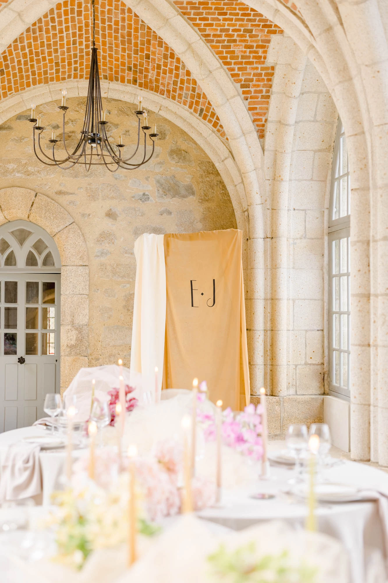 chaise composition florale luminaire gris marron